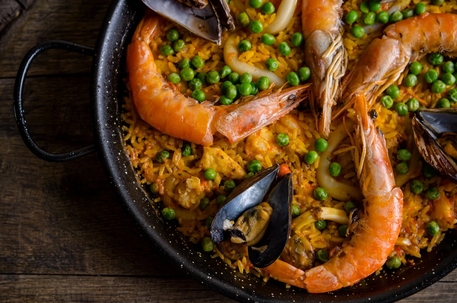 Paella espanhola servida na Alma Galiza