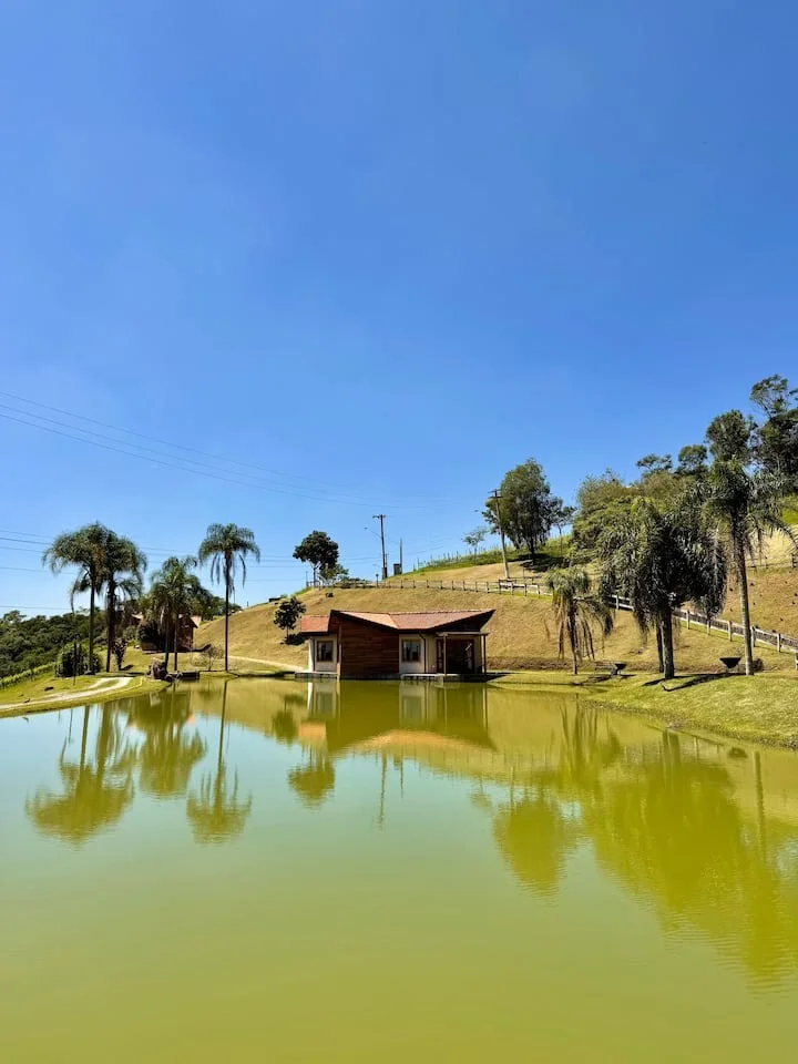 Lago e bangalô em meio à natureza da Fazenda Bagadá
